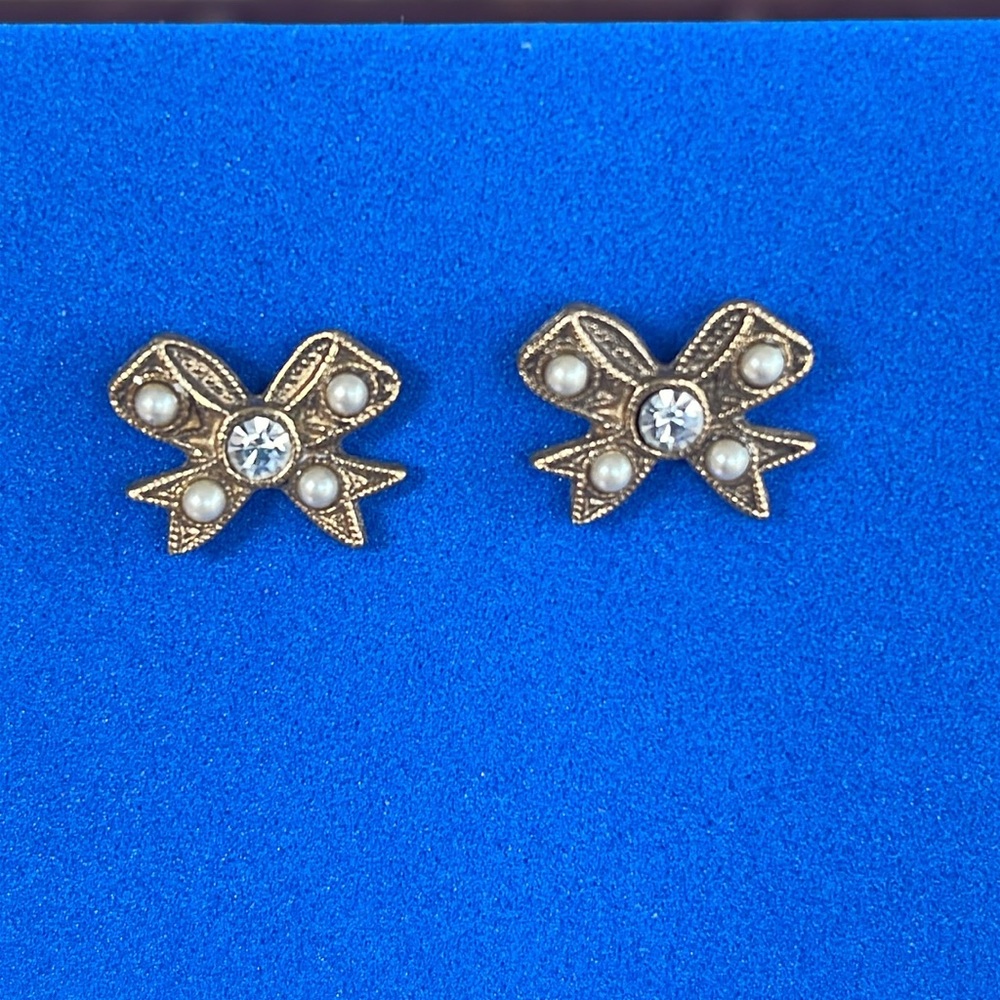 Golden Bow Earrings 🌺
